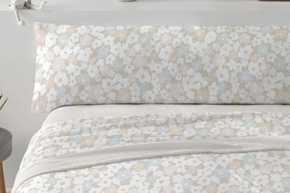 Juego de sábanas de coralina de invierno con estampado de flores naif en tonos beige y azul agua.