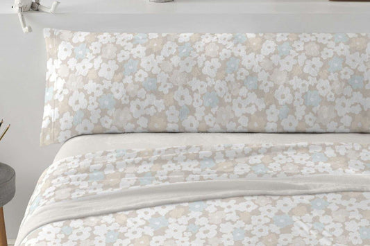 Juego de sábanas de coralina de invierno con estampado de flores naif en tonos beige y azul agua.