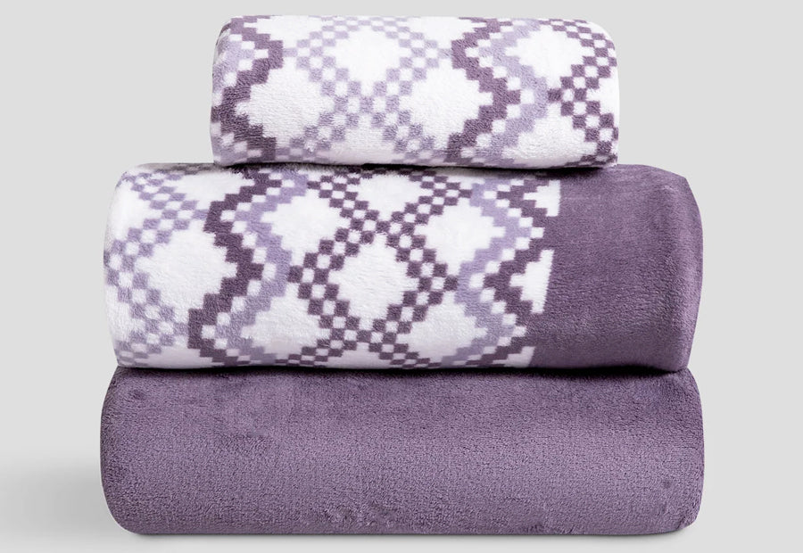 Sábana bajera ajustable y funda de almohada incluidas en el juego de sábanas de coralina lila Idania, ideal para colchones gruesos