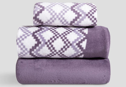 Sábana bajera ajustable y funda de almohada incluidas en el juego de sábanas de coralina lila Idania, ideal para colchones gruesos