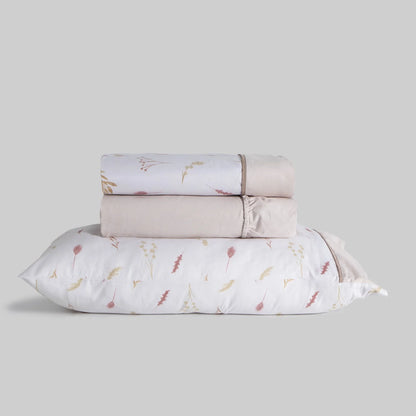 Juego de Sábanas de Algodón 100%  doblado con diseño botánico beige.