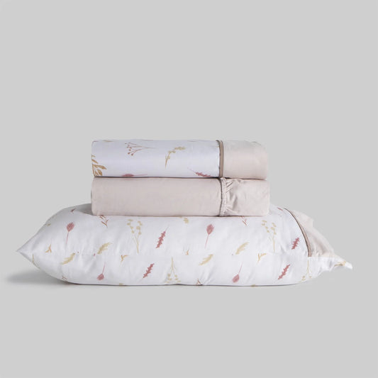 Juego de Sábanas de Algodón 100%  doblado con diseño botánico beige.