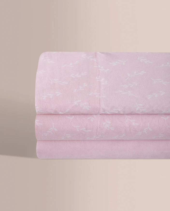 sábanas 100% algodón rosa dobladas con bajera y fundas.