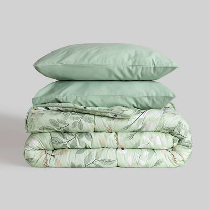 Set de edredón confort verde y fundas de cojín doblados y listos para usar