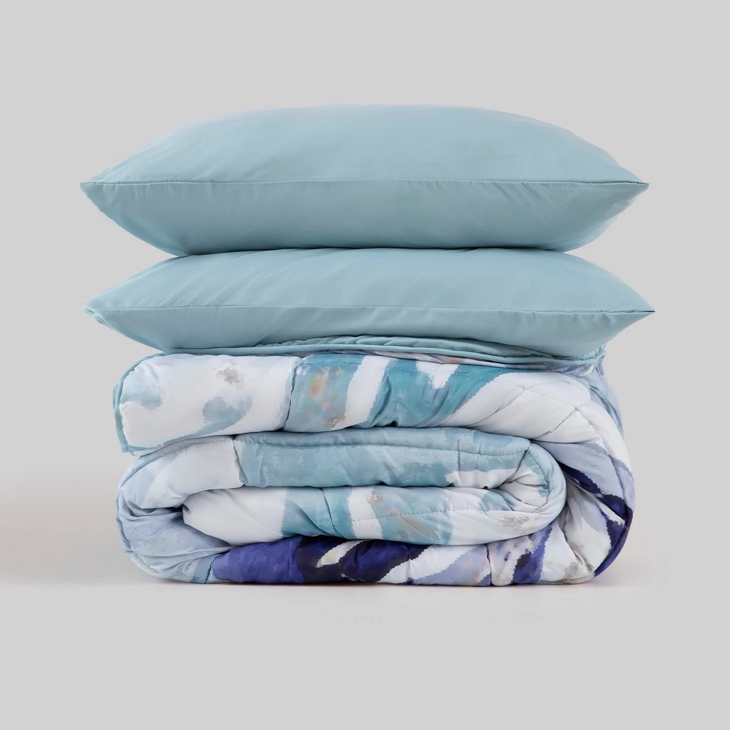 Primer plano de la tela suave y costuras reforzadas del edredón confort azul