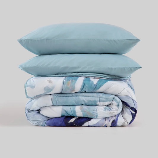 Primer plano de la tela suave y costuras reforzadas del edredón confort azul