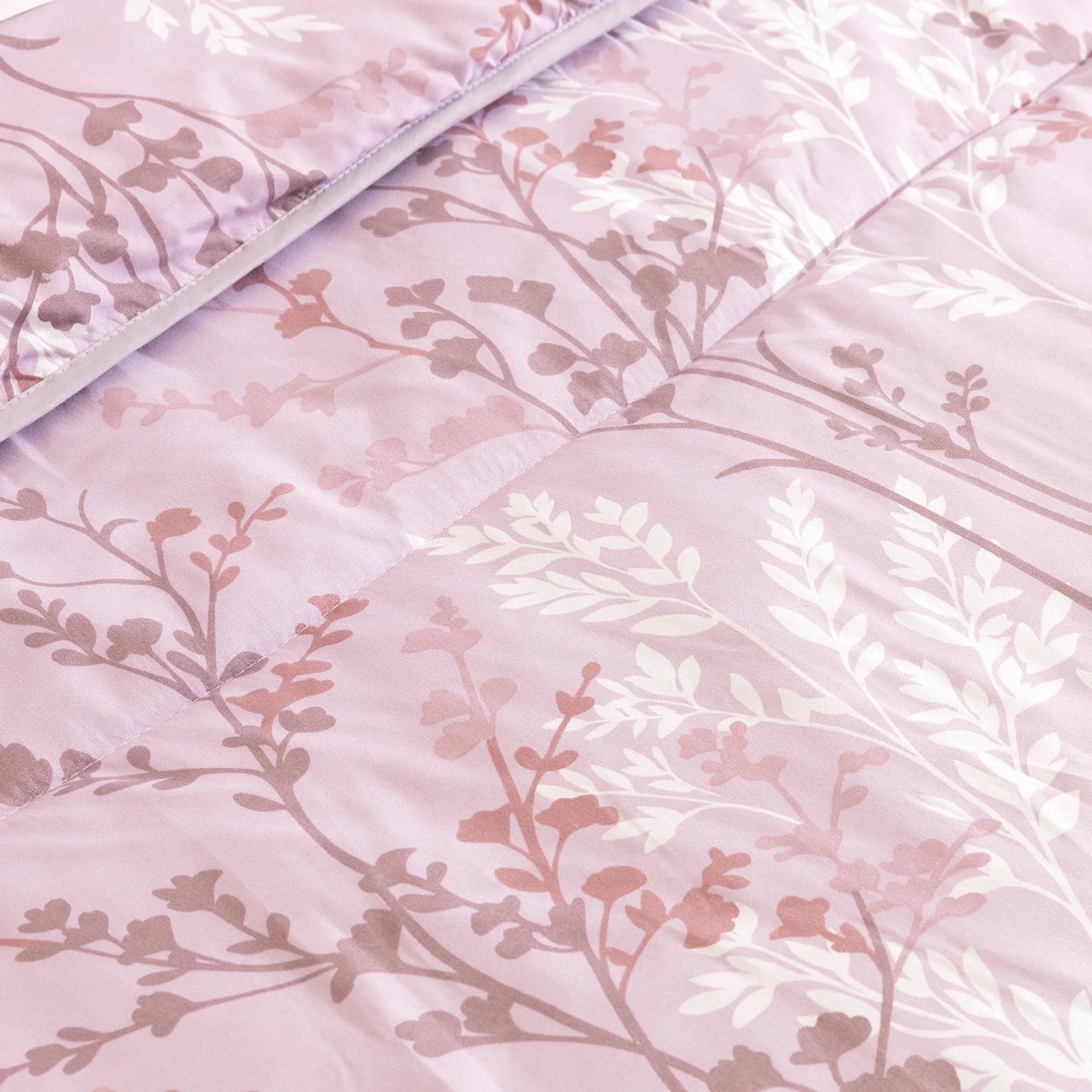 Detalle de la textura suave y acolchado del edredón confort 100% poliéster.