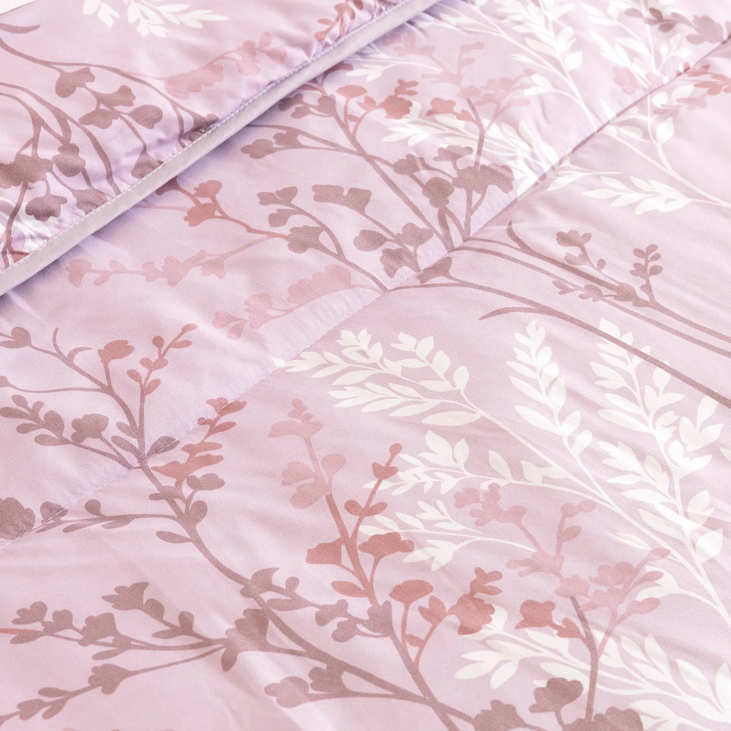 Detalle de la textura suave y acolchado del edredón confort 100% poliéster.