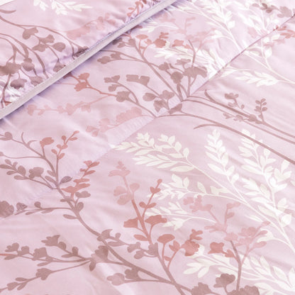Detalle de la textura suave y acolchado del edredón confort 100% poliéster.